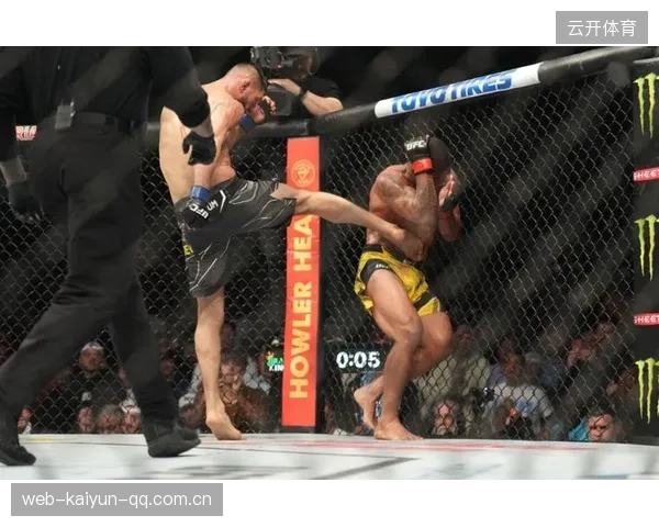 UFC拳王怒打十拳，裁判紧急上前抱人！谁能制止这场暴力风暴？